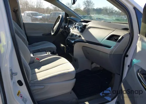 2011 Toyota Sienna Le V6 z USA, uszkodzony, nr VIN 5TDKK3DC6BS142104